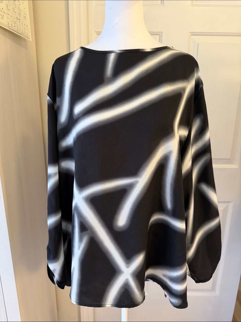 Chico's Black and White Abstract Long Sleeve Top